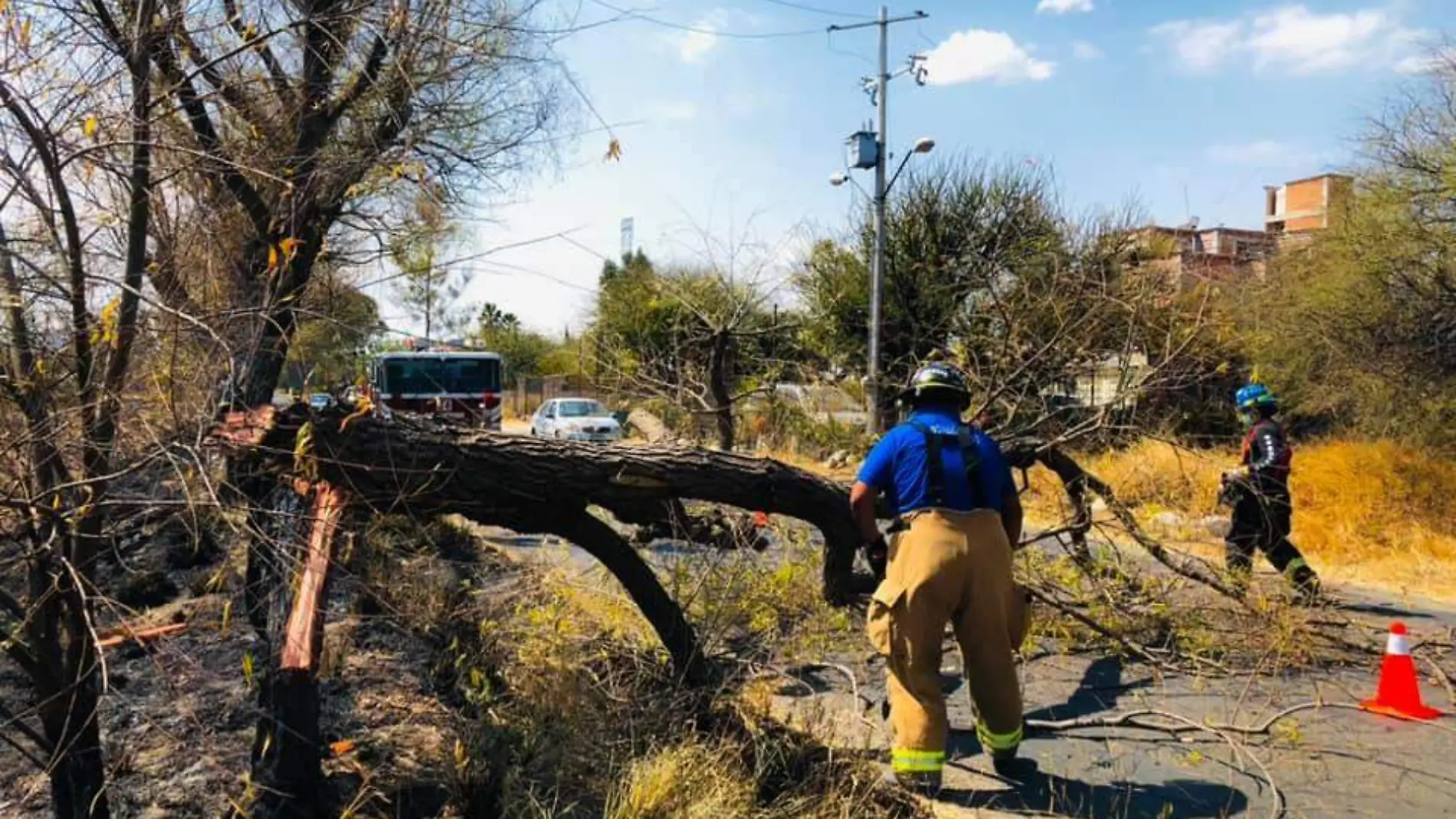 Vulcanos llamaron a hacer los llamados oportunos a la l_nea 911.  Cortes_a Bomberos PE.